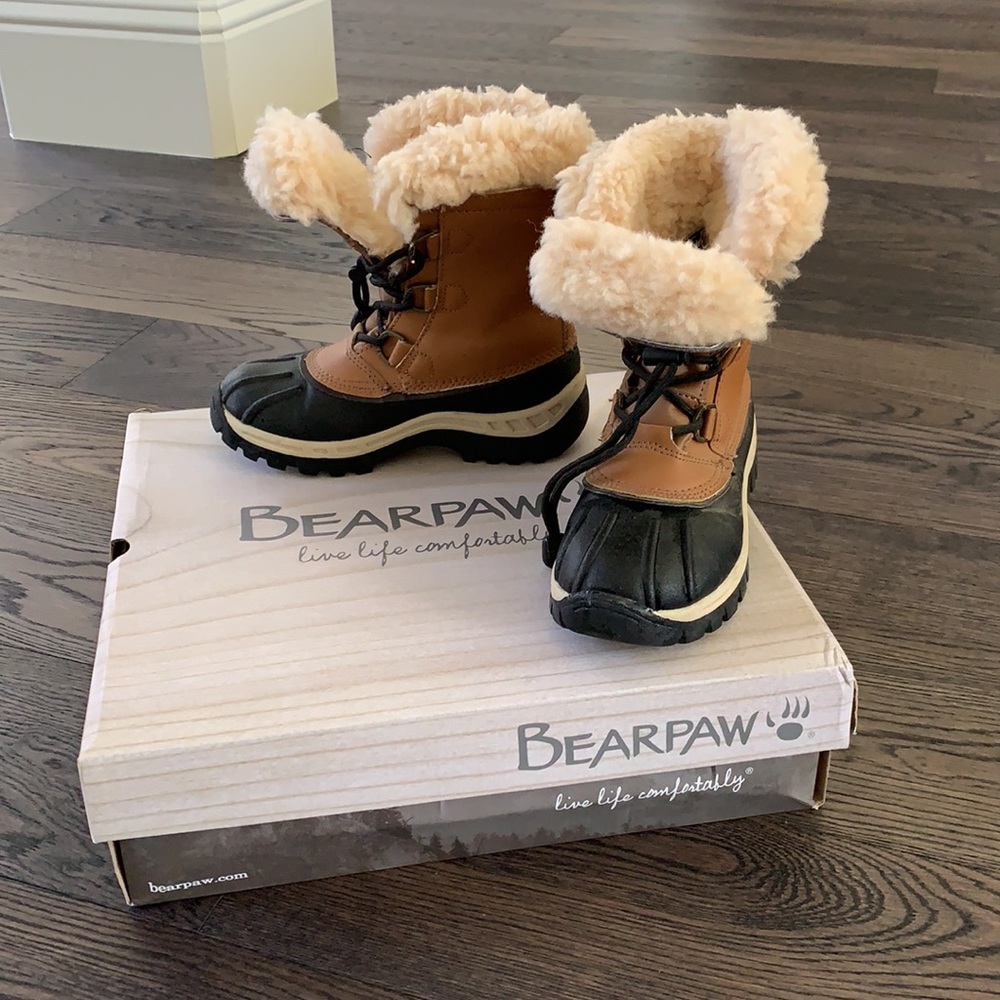 Girls or boys Bearpaw snow boots. Great condition.